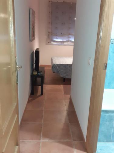 un pasillo con una puerta que conduce a un dormitorio en Amanecer marino, solo a 5 minutos andando de la playa, en Puzol