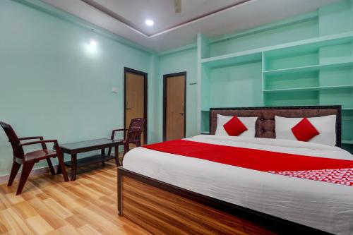 sypialnia z łóżkiem, stołem i krzesłami w obiekcie OYO Flagship S Grand Residency w mieście Hajdarabad
