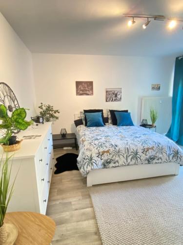 ein Schlafzimmer mit einem Bett und einer weißen Kommode in der Unterkunft Studio Moderne Tout équipé Wifi - Parking gratuit - Proche de la Nature in Wissembourg