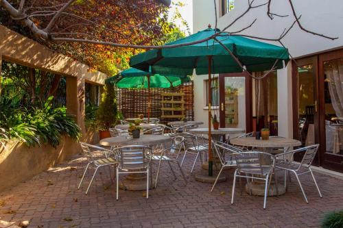 Restoran atau tempat lain untuk makan di Constantia Manor Guest House