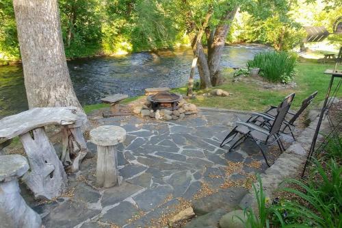 Jardín al aire libre en Water's Edge ~ Covered Porch w/ Deep Creek as your Backyard Haven