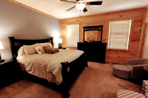 Cama o camas de una habitación en Water's Edge ~ Covered Porch w/ Deep Creek as your Backyard Haven