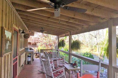 Un balcón o terraza de Water's Edge ~ Covered Porch w/ Deep Creek as your Backyard Haven