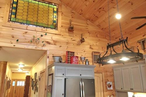 Una cocina o zona de cocina en Water's Edge ~ Covered Porch w/ Deep Creek as your Backyard Haven