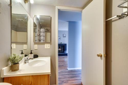 Koupelna v ubytování 1 Mi to Museum Pet-Friendly Prescott Condo