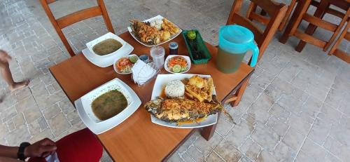 ein Tisch mit vielen Teller Essen drauf in der Unterkunft CLUB CAMPESTRE EL DESPERTAR DE LAS AVES 
