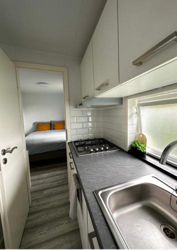 Dapur atau dapur kecil di Gezellige chalet in Lithse Ham