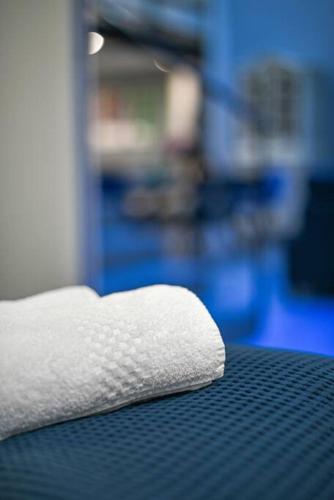 - une serviette blanche assise au-dessus d'une table dans l'établissement Montmartre Theater Loft, à Paris