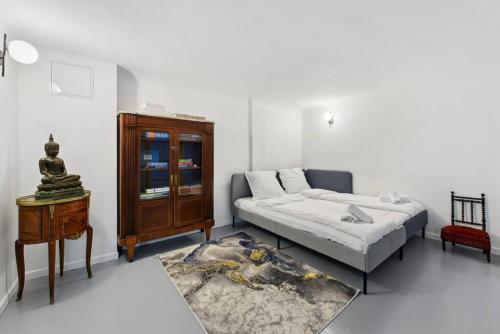 - un salon avec un lit, une armoire et un tapis dans l'établissement Montmartre Theater Loft, à Paris