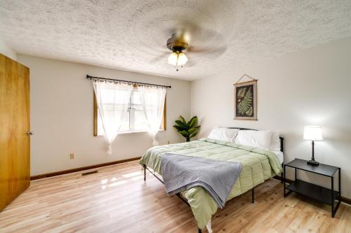 een slaapkamer met een bed en een plafondventilator bij Cozy West Virginia Home about 13 Mi to Kanawha River in Hurricane