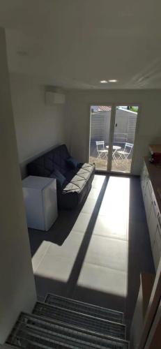 - un salon avec un canapé et une table dans l'établissement Studio climatisé calme et équipé pour trois jours minimun, à Saint-Gély-du-Fesc