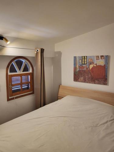 Postel nebo postele na pokoji v ubytování Sunflower maisonette with attic