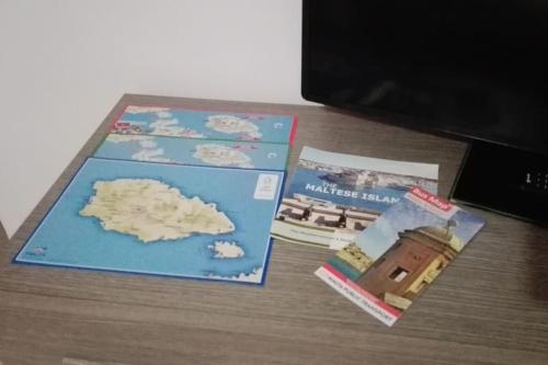 ŻurrieqにあるHome away from Homeの二冊の本と統一王国地図