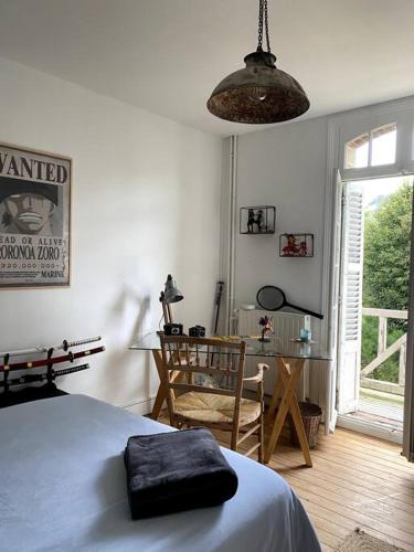 une chambre avec un lit, une table et un bureau dans l'établissement La Villa Lumaga, à Étretat