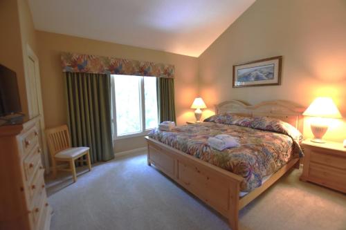 een slaapkamer met een groot bed en een raam bij 2 Bedrooms at Brigantine Quarters num232 in Hilton Head Island