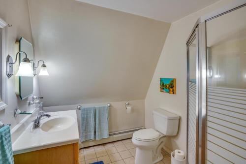 uma casa de banho com um lavatório, um WC e um chuveiro em A-Frame Cabin in Becket Deck and Private Acreage! em Becket