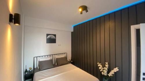 Un dormitorio con una cama con una luz azul. en Q Luxury Apartment - Palas Center, en Iaşi