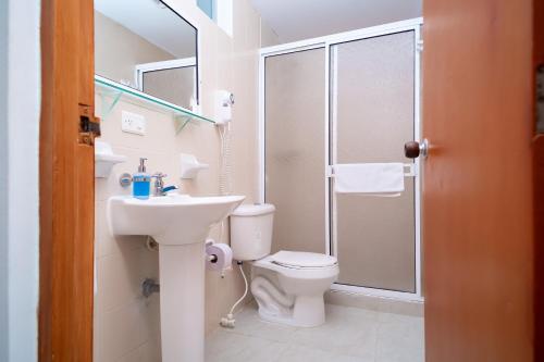 聖安德烈斯的住宿－波多貝洛海灘酒店，浴室配有卫生间、盥洗盆和淋浴。