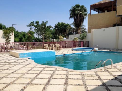 una piscina en medio de un patio en مون لايت Moon Light Villa, en ‘Ezbet Sa‘dî Mugâwir