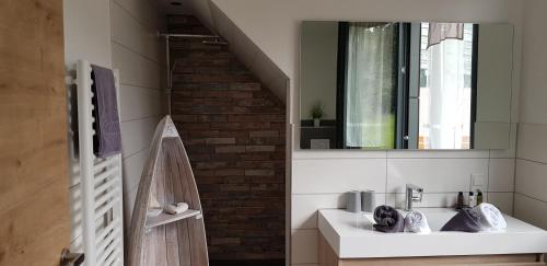 La salle de bains est pourvue d'un lavabo et d'un mur en briques. dans l'établissement Nillhof, à Fischerbach