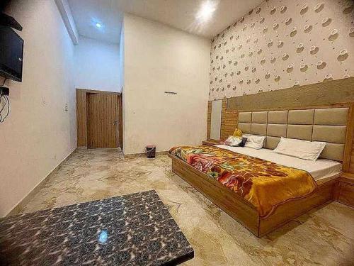 a bedroom with a large bed in a room at OYO Vaikunth Radhika Farm in Govardhan