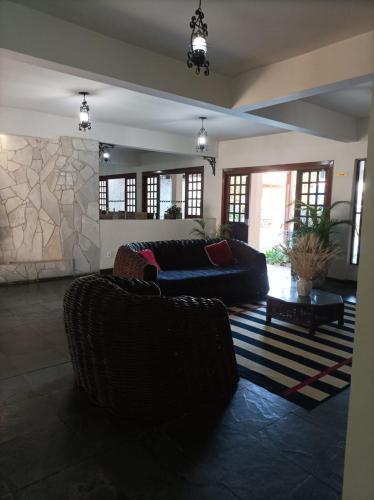 a living room with a couch and a table at Pousada A Pérola in Rio de Contas