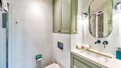 a bathroom with a sink and a shower at Apartament BlueSky - 5D Apartamenty in Świeradów-Zdrój