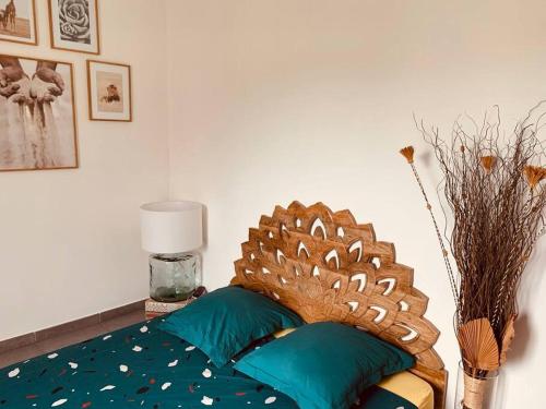 une chambre avec un lit avec une tête de lit en bois dans l'établissement LA VILLA DE AUDREY MER ET MONTAGNE, à Santa-Lucia-di-Moriani