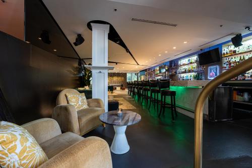 - un bar avec des chaises et une table dans une pièce dans l'établissement Albion Hotel, à Miami Beach