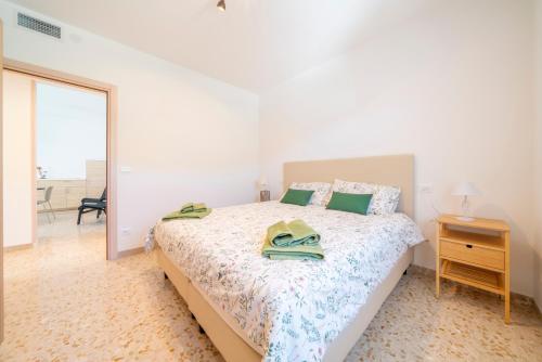 um quarto branco com uma cama e uma janela em Casa Coletta em Bosco Chiesanuova