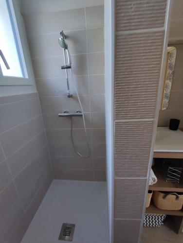 une douche avec pommeau de douche dans une salle de bain dans l'établissement Appartement 4 personnes proximité Aubenas, à Saint-Didier-sous-Aubenas