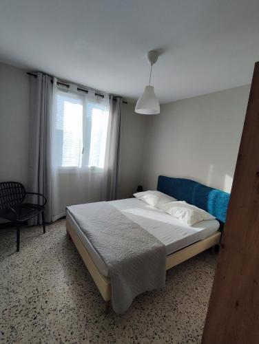une chambre avec un lit et une fenêtre dans l'établissement Appartement 4 personnes proximité Aubenas, à Saint-Didier-sous-Aubenas