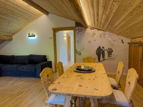 a wooden table and chairs in a living room at Bormio House 1 Via Funivie, Pista Stelvio, posto auto in Bormio