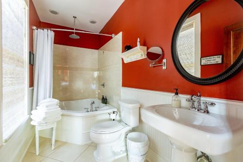 Et badeværelse på Anticipation Room in Camellia Rose Inn Downtown