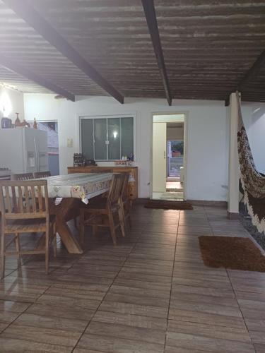 un grand salon avec une table et des chaises dans l'établissement Casa família, à Penha