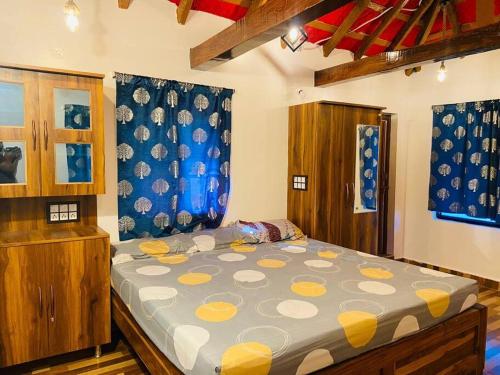 ein Schlafzimmer mit einem großen Bett mit gelben und blauen Vorhängen in der Unterkunft Susasya Farm / Private space in Visakhapatnam