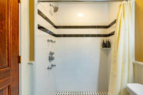 y baño con ducha y azulejos blancos y negros. en Briar Rose Room at Camellia Rose Inn Downtown, en Gainesville