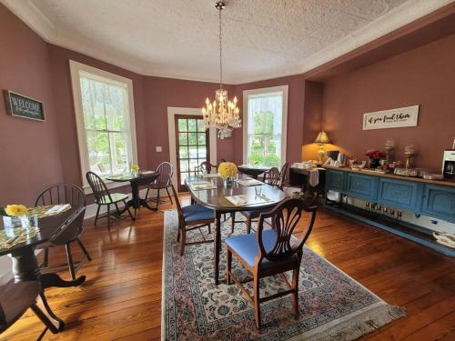 een eetkamer met een tafel en stoelen en een keuken bij Lady Clare Room at Camellia Rose Inn Downtown in Gainesville