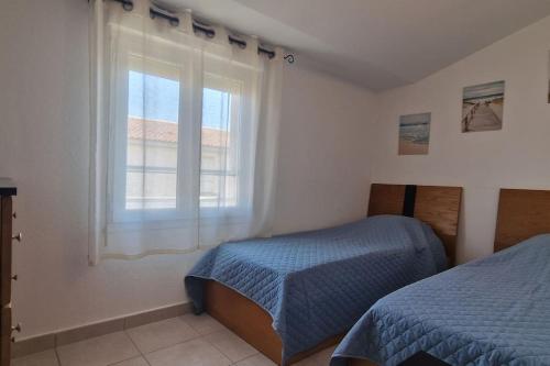 une chambre avec un lit et une fenêtre dans l'établissement Villa La Casa de Giuseppe, à Cervione