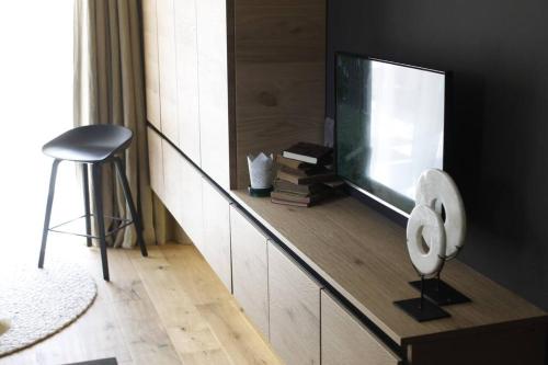 sala de estar con TV de pantalla plana en la barra en cocon haut standing devant pistes, en La Salle-les-Alpes