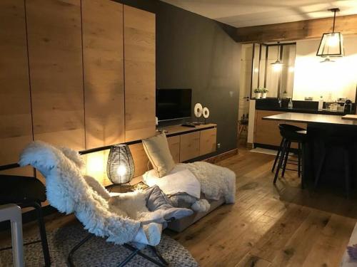 - une chambre dotée d'un lit avec un animal en plumes dans l'établissement cocon haut standing devant pistes, à La Salle Les Alpes