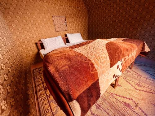 um quarto com uma cama num quarto em Bedouin Traditions Camp em Wadi Rum