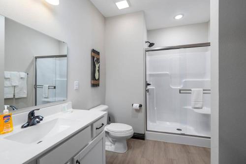 Un baño de Rock and Timber Lodge