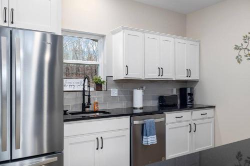 Una cocina o cocineta en Rock and Timber Lodge