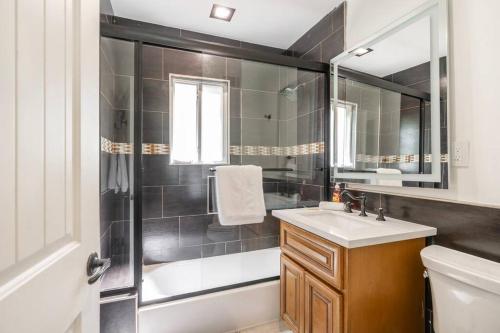 uma casa de banho com um WC, um lavatório e um chuveiro em Perfect Suite near Universal Studios em Los Angeles