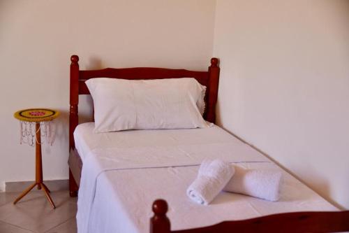 Una cama con dos toallas en una habitación en Shpija E AMEL (Sweet Guest House) 