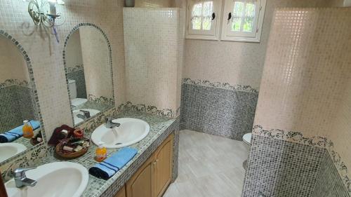 y baño con 2 lavabos y ducha. en Lara House 1, en Agadir