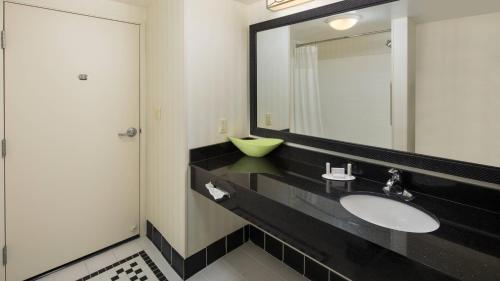 y baño con lavabo y espejo. en Fairfield Inn and Suites by Marriott Conway, en Conway