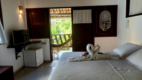 um quarto com uma cama com uma toalha em Pousada Aky Jeri em Jericoacoara