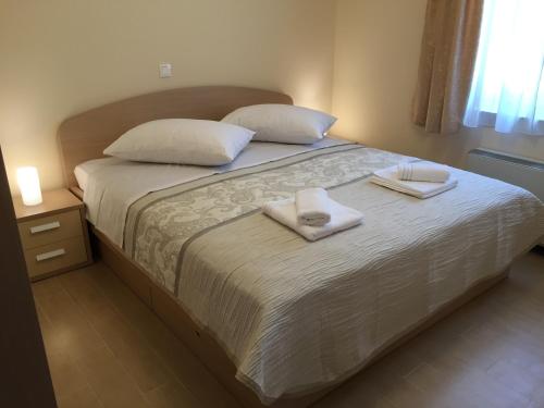 Un pat sau paturi într-o cameră la Apartments Sanbrandin